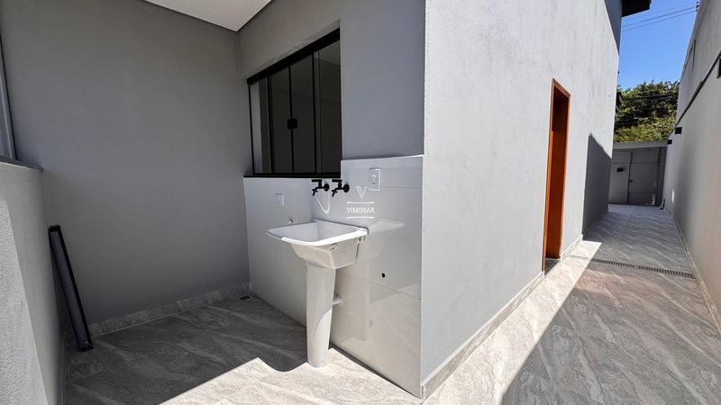 Sobrado 2 dormit&oacute;rios + 2 vagas de garagem  Arujá - 