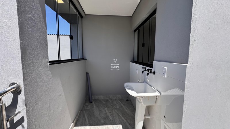 Sobrado 2 dormit&oacute;rios + 2 vagas de garagem  Arujá - 