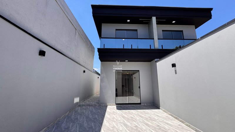 Sobrado 2 dormit&oacute;rios + 2 vagas de garagem  Arujá - 