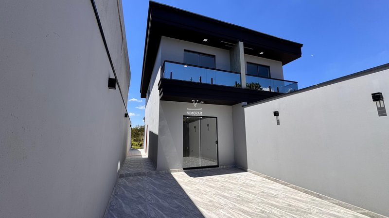 Sobrado 2 dormit&oacute;rios + 2 vagas de garagem  Arujá - 