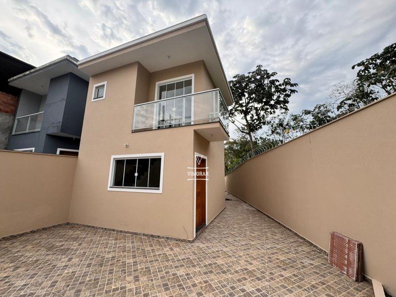 Sobrado 3 dormit&oacute;rios sendo 1 su&iacute;te + 2 vagas de garagem  Guarulhos - 