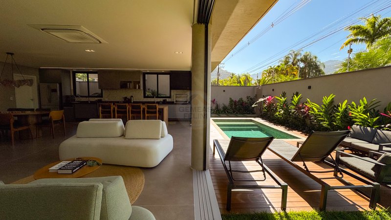 Casa Exclusiva em Condomínio na Praia de Juquehy - À VENDA - São Sebastião - 
