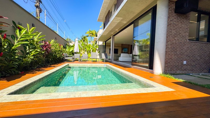 Casa Exclusiva em Condomínio na Praia de Juquehy - À VENDA - São Sebastião - 