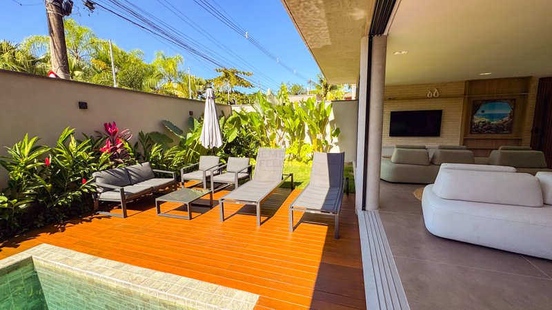 Casa Exclusiva em Condomínio na Praia de Juquehy - À VENDA - São Sebastião - 