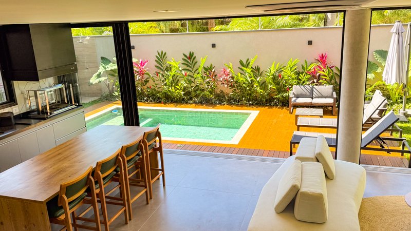 Casa Exclusiva em Condomínio na Praia de Juquehy - À VENDA - São Sebastião - 