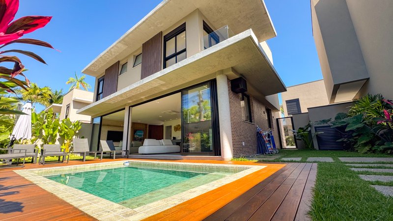 Casa Exclusiva em Condomínio na Praia de Juquehy - À VENDA - São Sebastião - 