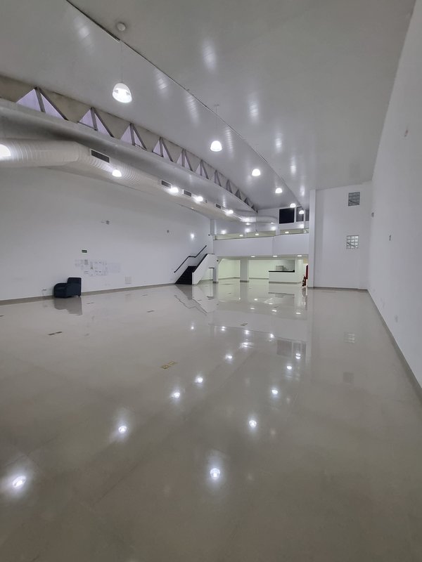 ALUGA-SE GALPÃO NOVO - AR CONDICIONADO CENTRAL - SALÃO CENTRAL GRANDE - 845M2 - MOEMA Avenida Divino Salvador São Paulo - 