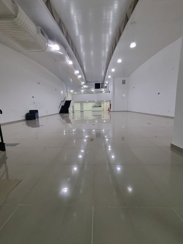 ALUGA-SE GALPÃO NOVO - AR CONDICIONADO CENTRAL - SALÃO CENTRAL GRANDE - 845M2 - MOEMA Avenida Divino Salvador São Paulo - 