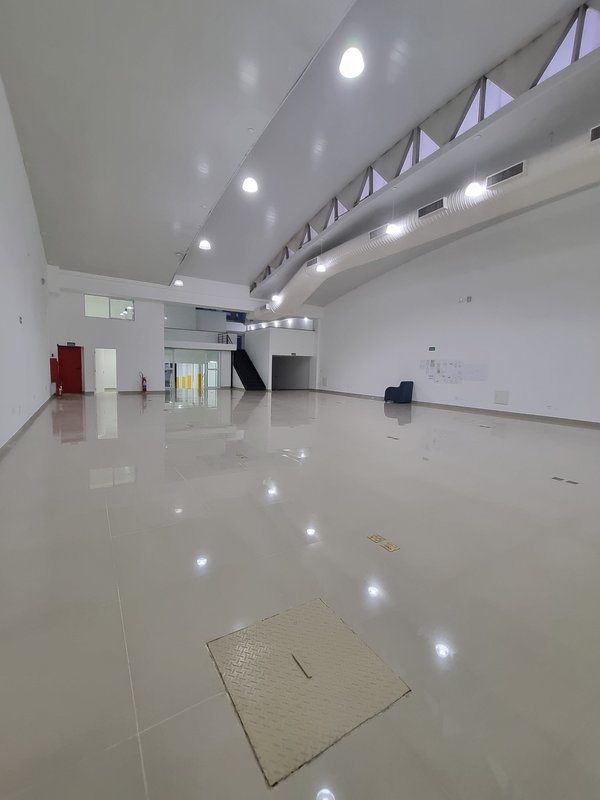 ALUGA-SE GALPÃO NOVO - AR CONDICIONADO CENTRAL - SALÃO CENTRAL GRANDE - 845M2 - MOEMA Avenida Divino Salvador São Paulo - 