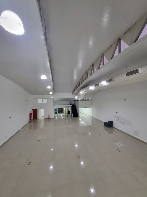 ALUGA-SE GALPÃO NOVO - AR CONDICIONADO CENTRAL - SALÃO CENTRAL GRANDE - 845M2 - MOEMA Avenida Divino Salvador São Paulo - 