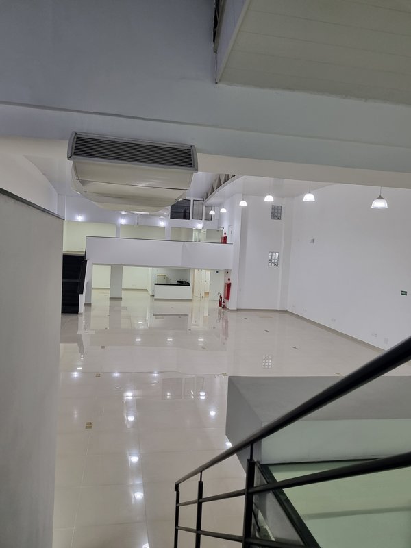 ALUGA-SE GALPÃO NOVO - AR CONDICIONADO CENTRAL - SALÃO CENTRAL GRANDE - 845M2 - MOEMA Avenida Divino Salvador São Paulo - 