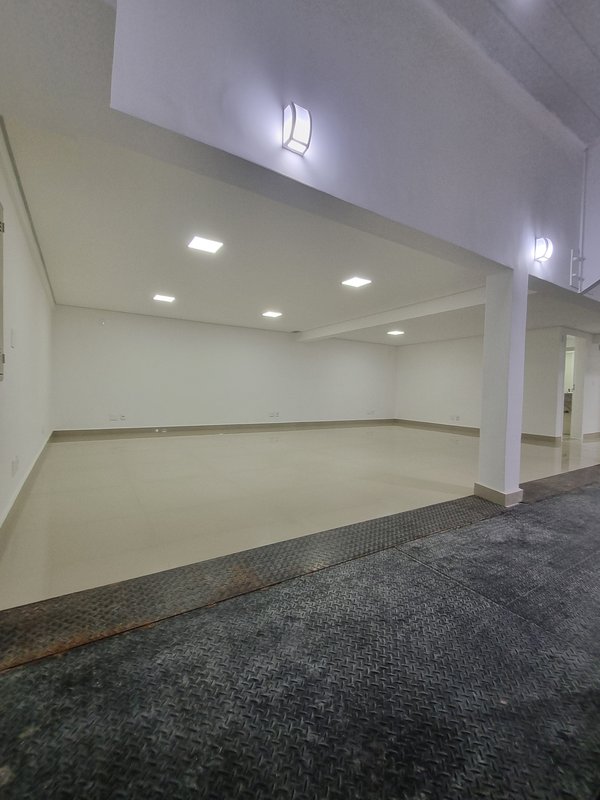 ALUGA-SE GALPÃO NOVO - AR CONDICIONADO CENTRAL - SALÃO CENTRAL GRANDE - 845M2 - MOEMA Avenida Divino Salvador São Paulo - 