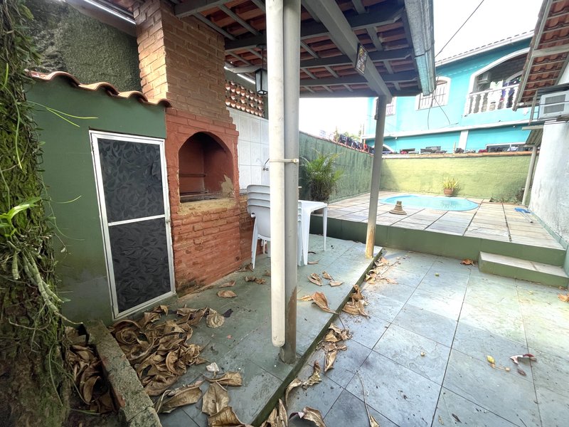 Alugando casa no Centro de Guapimirim por R$ 1.500 + seguro fiança Rua Itamirim Guapimirim - 