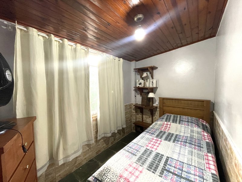Alugando casa no Centro de Guapimirim por R$ 1.500 + seguro fiança Rua Itamirim Guapimirim - 