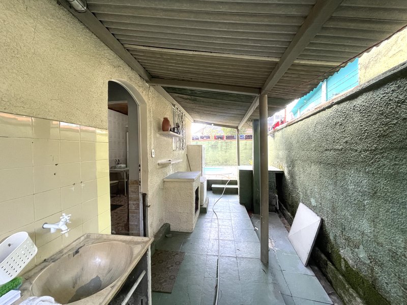 Alugando casa no Centro de Guapimirim por R$ 1.500 + seguro fiança Rua Itamirim Guapimirim - 