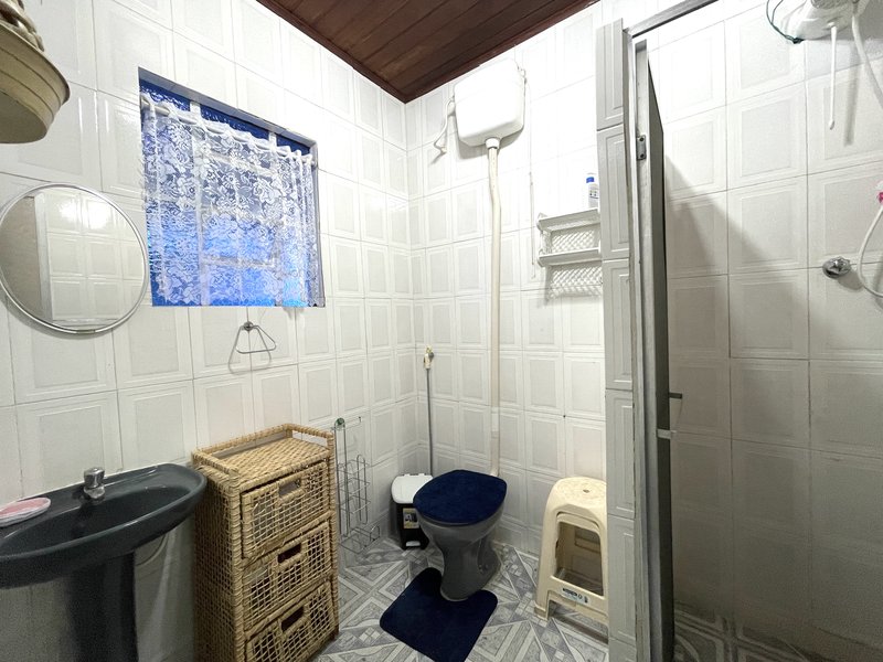 Alugando casa no Centro de Guapimirim por R$ 1.500 + seguro fiança Rua Itamirim Guapimirim - 