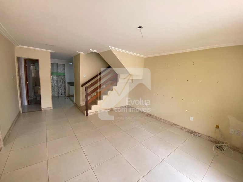 Casa triplex com 4 quartos, sendo 2 suítes por R$ 450.000,00 em Itapuã Rua Mônaco Salvador - 