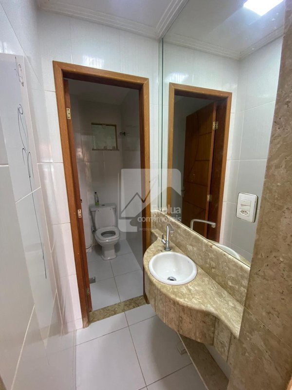 Casa triplex com 4 quartos, sendo 2 suítes por R$ 450.000,00 em Itapuã Rua Mônaco Salvador - 