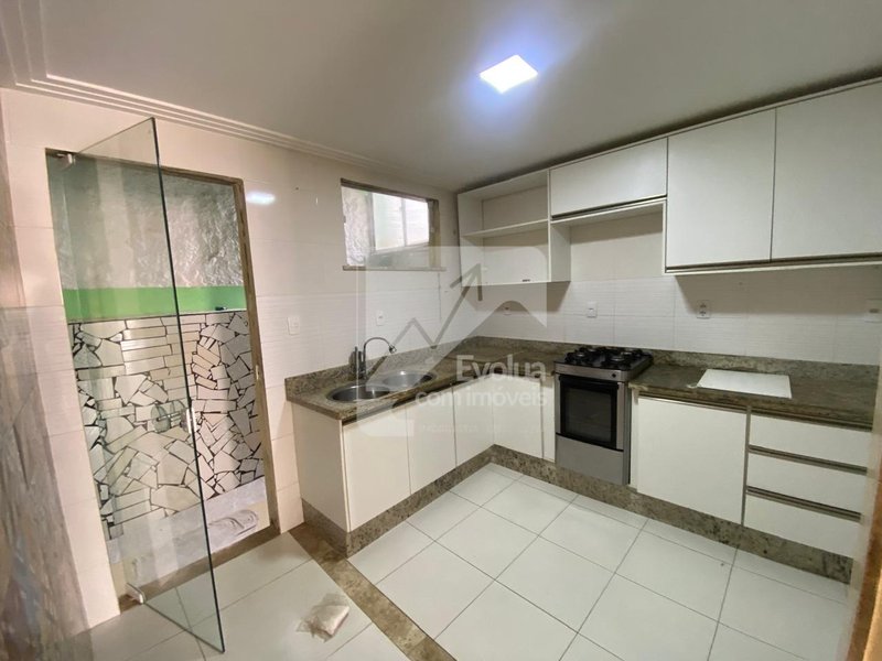 Casa triplex com 4 quartos, sendo 2 suítes por R$ 450.000,00 em Itapuã Rua Mônaco Salvador - 