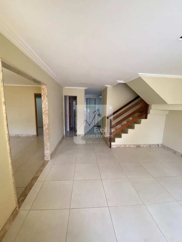 Casa triplex com 4 quartos, sendo 2 suítes por R$ 450.000,00 em Itapuã Rua Mônaco Salvador - 