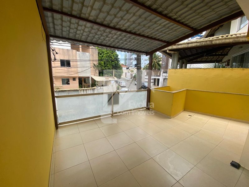 Casa triplex com 4 quartos, sendo 2 suítes por R$ 450.000,00 em Itapuã Rua Mônaco Salvador - 