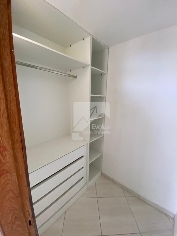 Casa triplex com 4 quartos, sendo 2 suítes por R$ 450.000,00 em Itapuã Rua Mônaco Salvador - 