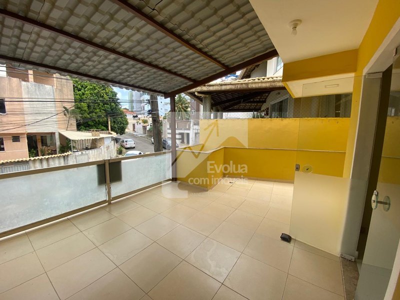 Casa triplex com 4 quartos, sendo 2 suítes por R$ 450.000,00 em Itapuã Rua Mônaco Salvador - 