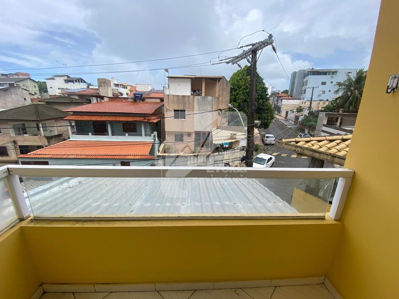 Casa triplex com 4 quartos, sendo 2 suítes por R$ 450.000,00 em Itapuã Rua Mônaco Salvador - 