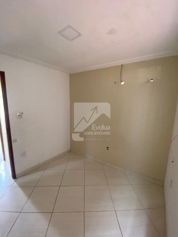 Casa triplex com 4 quartos, sendo 2 suítes por R$ 450.000,00 em Itapuã Rua Mônaco Salvador - 