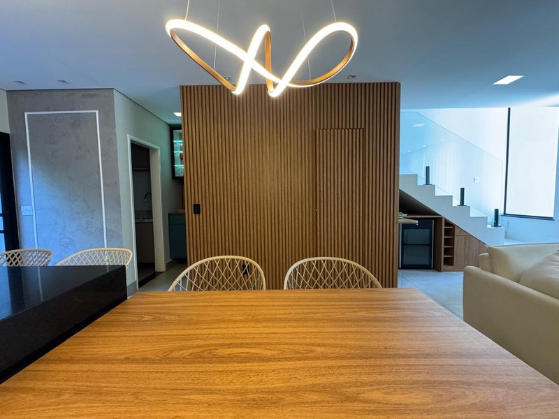 Linda Casa à Venda no Loteamento Alphaville – Campinas/SP Rua João Francisco de Andrade Campinas - 