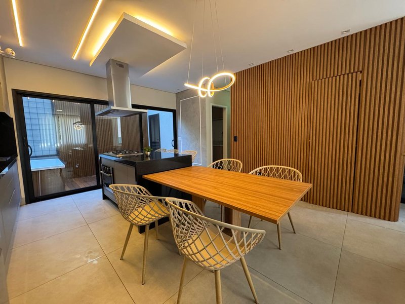Linda Casa à Venda no Loteamento Alphaville – Campinas/SP Rua João Francisco de Andrade Campinas - 