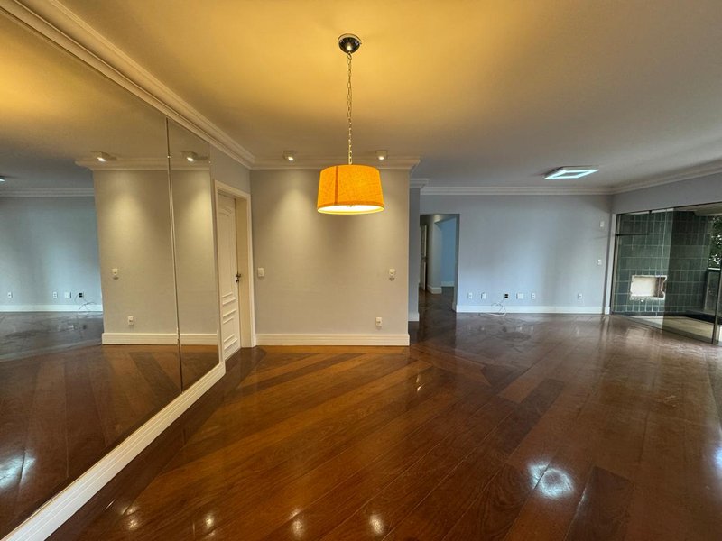 Apartamento Sofisticado com 217m², 4 Dormitórios, 2 Suítes no Cambuí, Campinas-Sp Rua Maria Monteiro Campinas - 