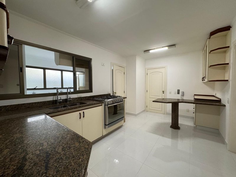 Apartamento Sofisticado com 217m², 4 Dormitórios, 2 Suítes no Cambuí, Campinas-Sp Rua Maria Monteiro Campinas - 