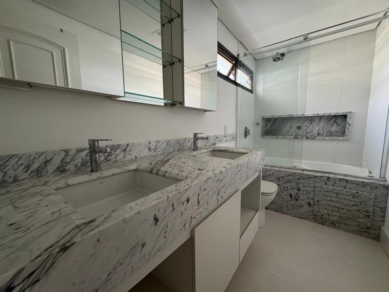 Apartamento Sofisticado com 217m², 4 Dormitórios, 2 Suítes no Cambuí, Campinas-Sp Rua Maria Monteiro Campinas - 