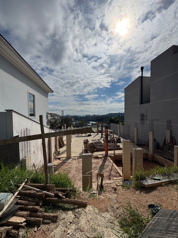 Terreno 420m2 com fundação pronta e vista livre no Cond. Swiss Park SBC Avenida Omar Daibert São Bernardo do Campo - 