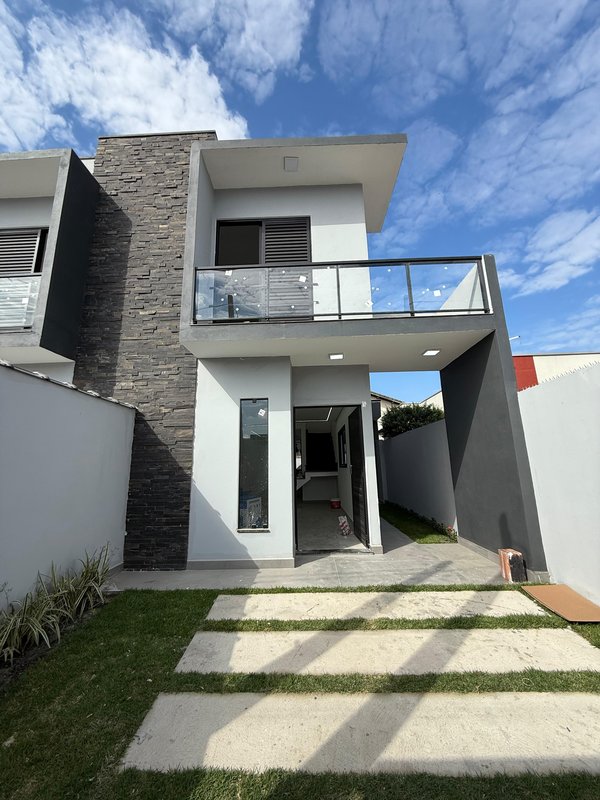 Os sobrados dos seus sonhos está praticamente pronto… e esperando por você! 🏡✨ - Caraguatatuba - 