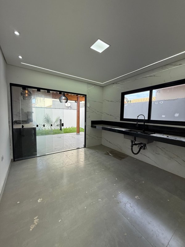 Os sobrados dos seus sonhos está praticamente pronto… e esperando por você! 🏡✨ - Caraguatatuba - 