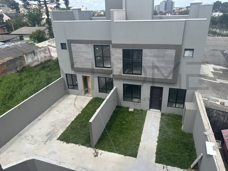 SOBRADO À VENDA NO LINDÓIA CURITIBA - 3 QUARTOS - 102 m²  PRIVATIVOS COM TERRAÇO E JARDIM Rua Victor Hugo Curitiba - 