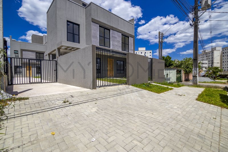 SOBRADO À VENDA NO LINDÓIA CURITIBA - 3 QUARTOS - 102 m²  PRIVATIVOS COM TERRAÇO E JARDIM Rua Victor Hugo Curitiba - 