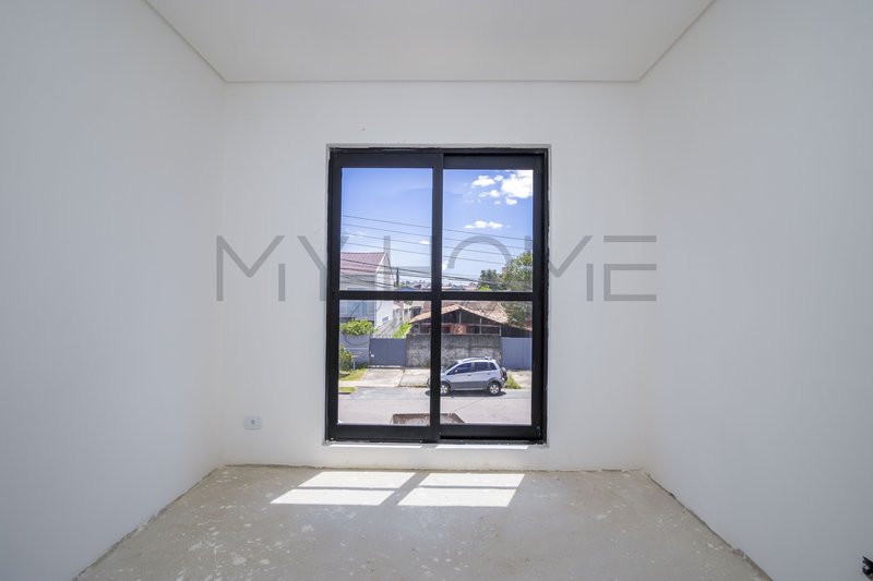 SOBRADO À VENDA NO LINDÓIA CURITIBA - 3 QUARTOS - 102 m²  PRIVATIVOS COM TERRAÇO E JARDIM Rua Victor Hugo Curitiba - 