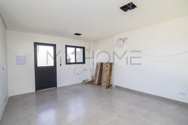 SOBRADO À VENDA NO LINDÓIA CURITIBA - 3 QUARTOS - 102 m²  PRIVATIVOS COM TERRAÇO E JARDIM Rua Victor Hugo Curitiba - 