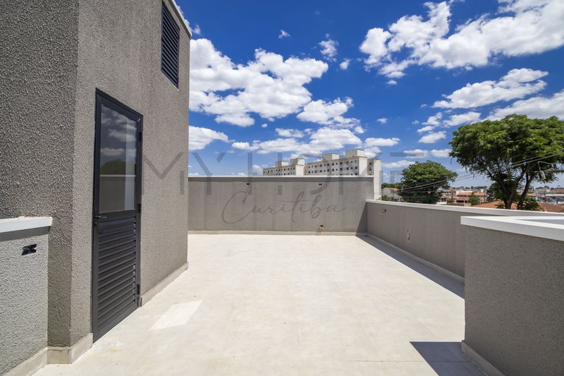 SOBRADO À VENDA NO LINDÓIA CURITIBA - 3 QUARTOS - 102 m²  PRIVATIVOS COM TERRAÇO E JARDIM Rua Victor Hugo Curitiba - 