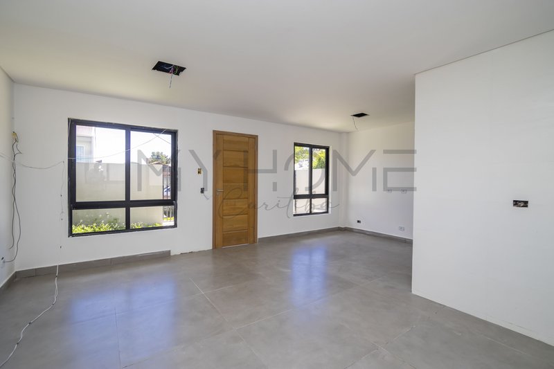 SOBRADO À VENDA NO LINDÓIA CURITIBA - 3 QUARTOS - 102 m²  PRIVATIVOS COM TERRAÇO E JARDIM Rua Victor Hugo Curitiba - 