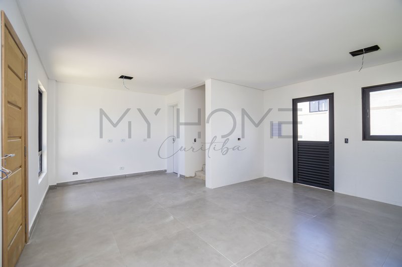 SOBRADO À VENDA NO LINDÓIA CURITIBA - 3 QUARTOS - 102 m²  PRIVATIVOS COM TERRAÇO E JARDIM Rua Victor Hugo Curitiba - 