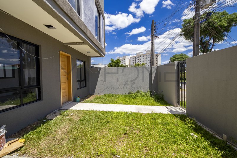 SOBRADO À VENDA NO LINDÓIA CURITIBA - 3 QUARTOS - 102 m²  PRIVATIVOS COM TERRAÇO E JARDIM Rua Victor Hugo Curitiba - 