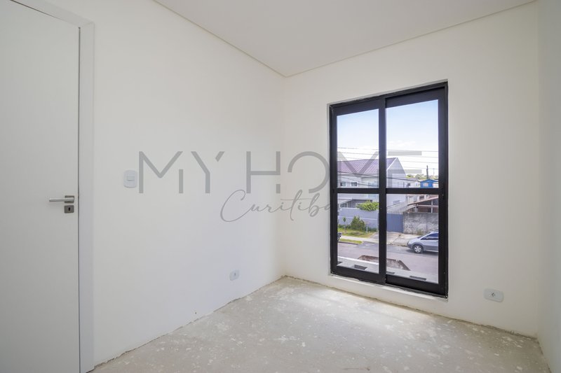 SOBRADO À VENDA NO LINDÓIA CURITIBA - 3 QUARTOS - 102 m²  PRIVATIVOS COM TERRAÇO E JARDIM Rua Victor Hugo Curitiba - 