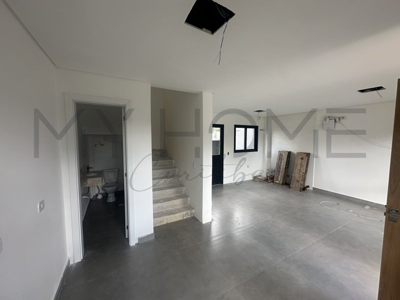 SOBRADO À VENDA NO LINDÓIA CURITIBA - 3 QUARTOS - 102 m²  PRIVATIVOS COM TERRAÇO E JARDIM Rua Victor Hugo Curitiba - 