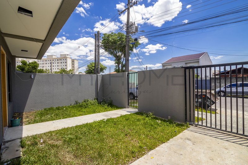 SOBRADO À VENDA NO LINDÓIA CURITIBA - 3 QUARTOS - 102 m²  PRIVATIVOS COM TERRAÇO E JARDIM Rua Victor Hugo Curitiba - 
