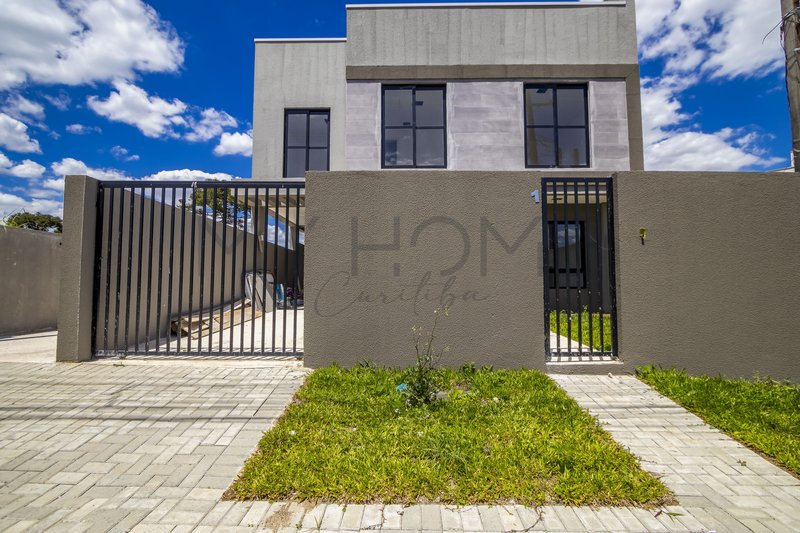 SOBRADO À VENDA NO LINDÓIA CURITIBA - 3 QUARTOS - 102 m²  PRIVATIVOS COM TERRAÇO E JARDIM Rua Victor Hugo Curitiba - 