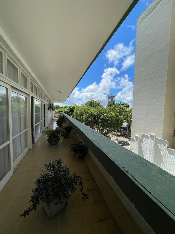 APARTAMENTO AMPLO 4 QUARTOS 2 SUÍTES VARANDA REFORMADO 3 GARAGENS À VENDA NO CAMPO GRANDE! Largo do Campo Grande Salvador - 